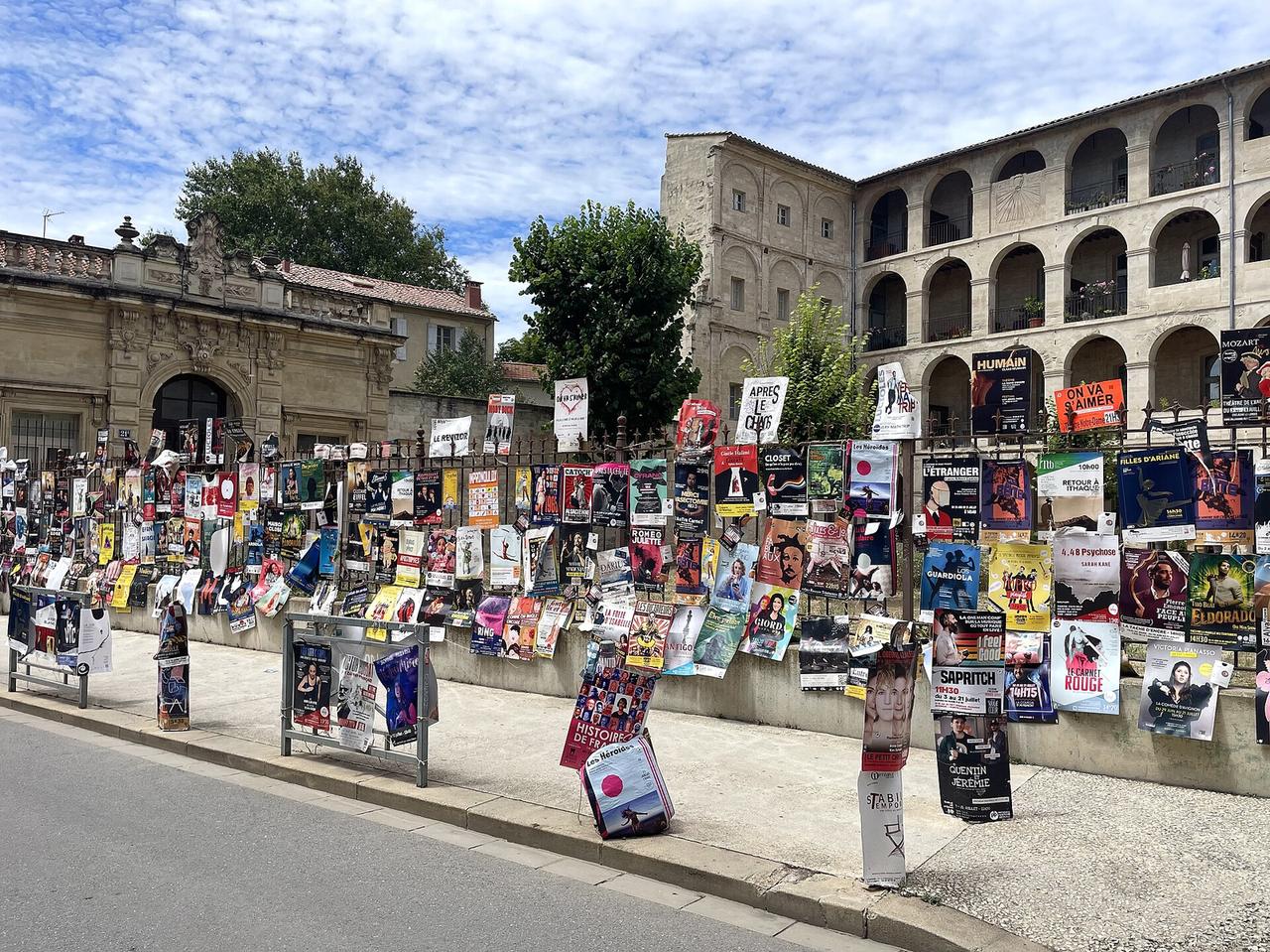 Vitrine d'exposition de la Maison Jean Vilar à Avignon, affiches et archives théâtrales