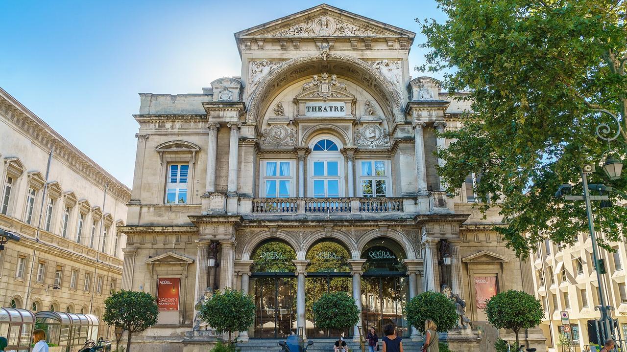 Façade de l'Opéra Grand Avignon vue depuis la place, en dehors de la période festivalière