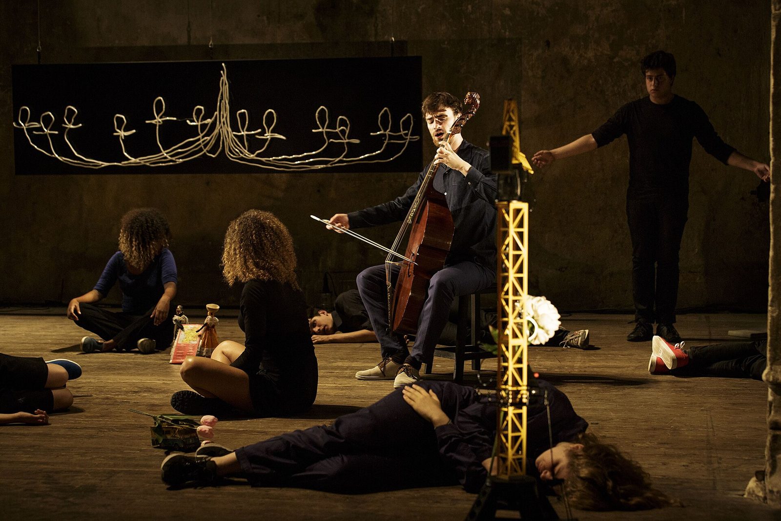 Acteurs et musicien dans une chapelle transformée en salle de spectacle