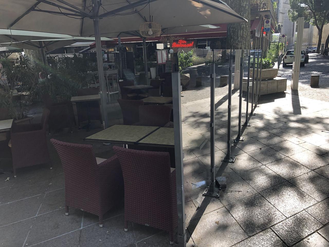 Terrasses de cafés sur la place de l'Horloge à Avignon, lieu de départ pour une soirée