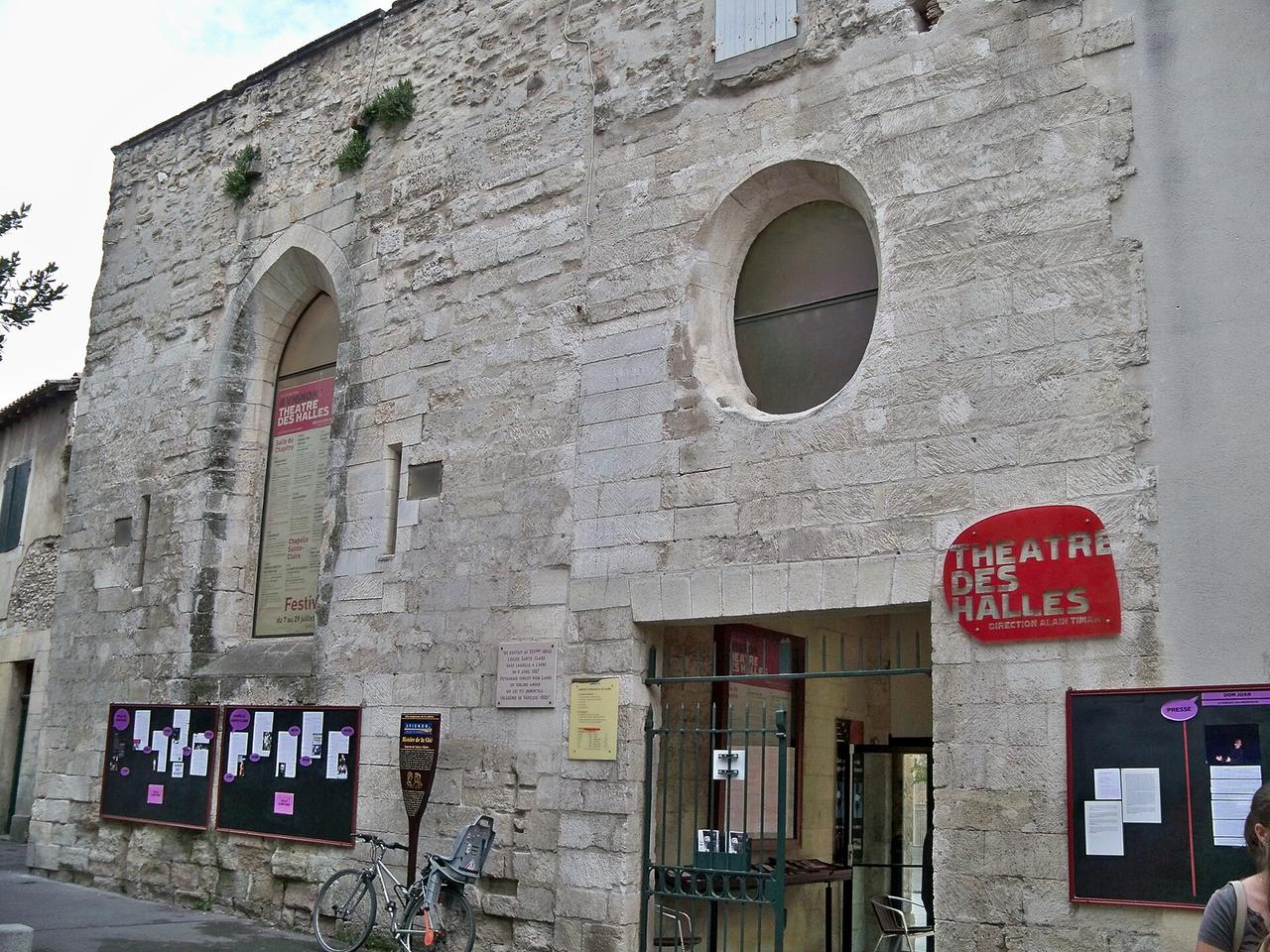 Scène de petit théâtre avignonnais équipée pour un one-man-show, rideau et projecteurs