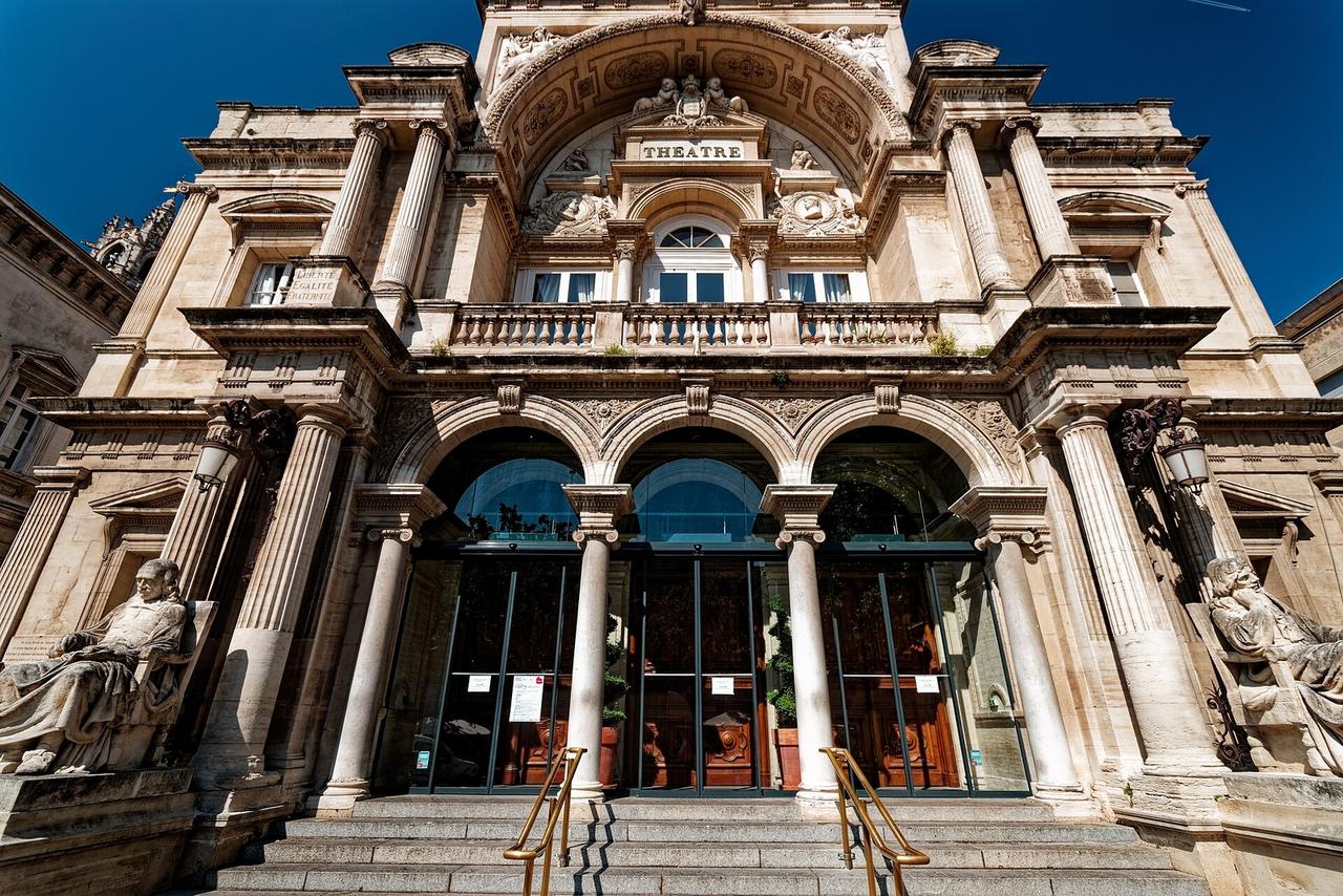 Façade néoclassique de l'Opéra Grand Avignon avec inscription "THÉÂTRE"