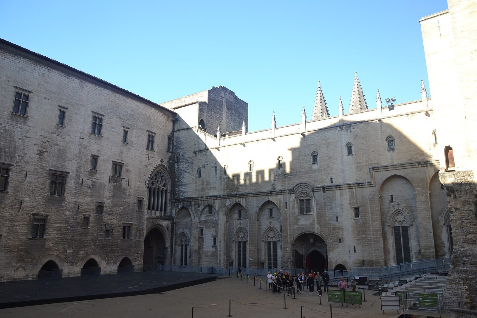 Cour du Palais des Papes avec scène et public