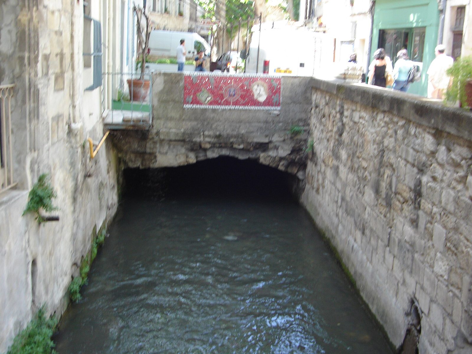 La rue des Teinturiers à Avignon, ruelle pavée longeant la Sorgue avec ses roues à eau