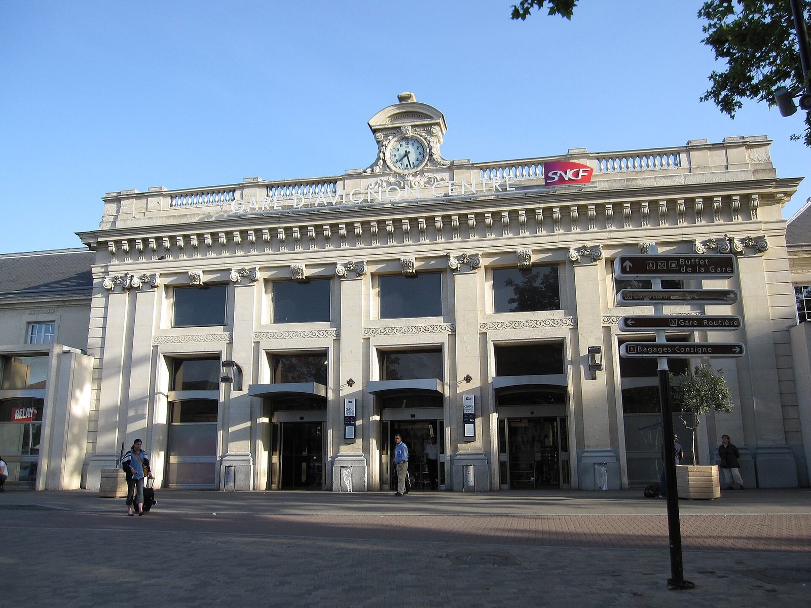 Façade de la gare SNCF Avignon Centre, point d'arrivée pour rejoindre les théâtres du centre